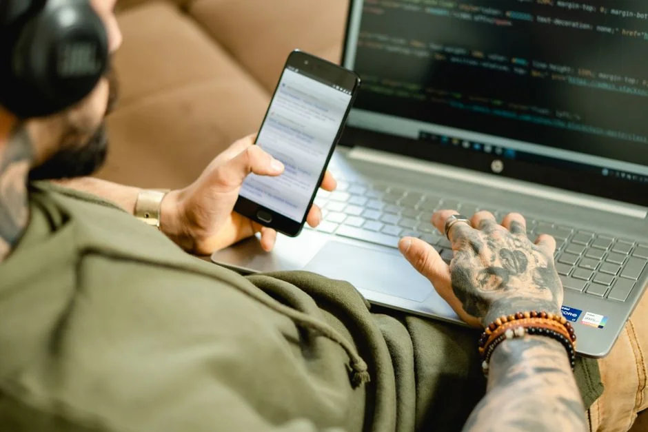 This photo is taken by Lubos Volkov for UX Store while giving a tips on how to become better designer.

After your reach certain skill level is it harder and harder to get any better … In order to progress you need to constantly push yourself to the limits and learn new things … Photo: https://www.instagram.com/lubosvolkov/ For: https://uxstore.com